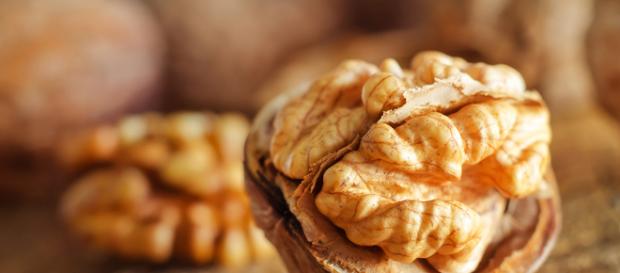 Las nueces puede reducir el riesgo de cáncer de colon en una persona. Las nueces puede reducir el riesgo de cáncer de colon en una persona.