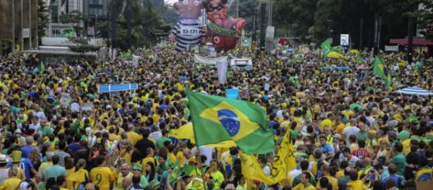 Manifestantes contra e a favor do ex-presidente Lula devem começar a sair às ruas já nesta terça-feira, dia 3. Manifestantes contra e a favor do ex-presidente Lula devem começar a sair às ruas já nesta terça-feira, dia 3.