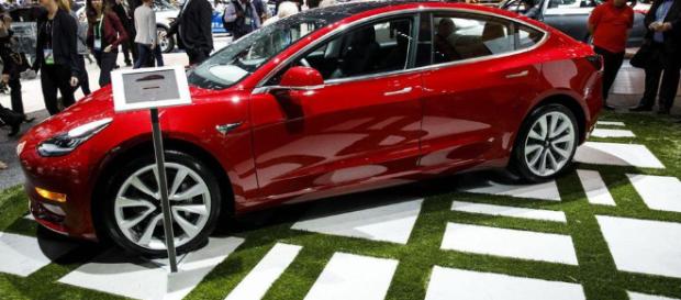 Sedán eléctrico Modelo 3 Tesla no alcanzó un objetivo. Sedán eléctrico Modelo 3 Tesla no alcanzó un objetivo.