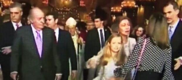 Tenso forcejeo entre Letizia y Sofía a las puertas de la Catedral de Palma Tenso forcejeo entre Letizia y Sofía a las puertas de la Catedral de Palma