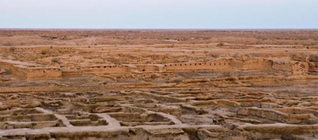 Gonur Depe en el este de Turkmenistán: vista de las ruinas al amanecer Gonur Depe en el este de Turkmenistán: vista de las ruinas al amanecer