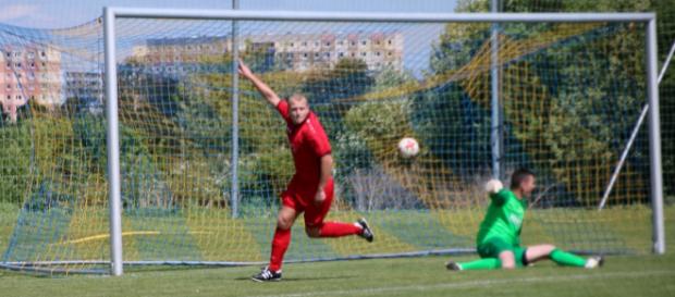 Martin Oswald erzielt hier den 1:0-Führungstreffer für An der Lache beim 2:1-Halbfinalsieg in Marbach (Alexander Specht). Foto: Martin Bogatz Martin Oswald erzielt hier den 1:0-Führungstreffer für An der Lache beim 2:1-Halbfinalsieg in Marbach (Alexander Specht). Foto: Martin Bogatz