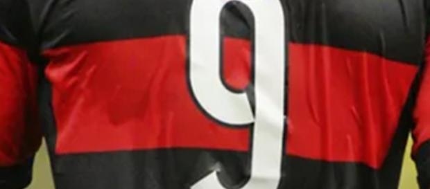 O atleta vestirá a camisa nove O atleta vestirá a camisa nove