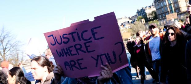 Pancarta que pregunta por la justicia española Pancarta que pregunta por la justicia española