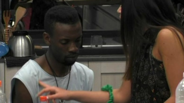 Gf: Baye Dame squalificato, il web sembra contento.