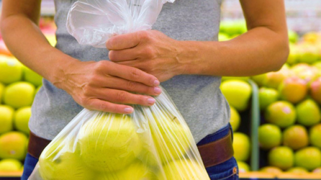 Sacchetti biodegradabili per frutta e verdura: si possono portare ... - wired.it