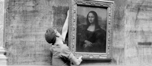 Un ouvrier du Louver raccroche Mona Lisa pour la réouverture de la Grande galerie du Louvre - bfmtv.com
