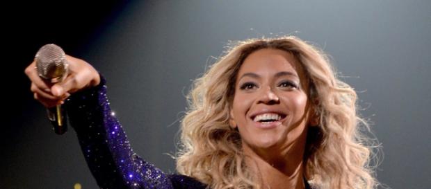 Existen ciertas sospechas de quién fue la chica que mordió a Beyonce. Existen ciertas sospechas de quién fue la chica que mordió a Beyonce.