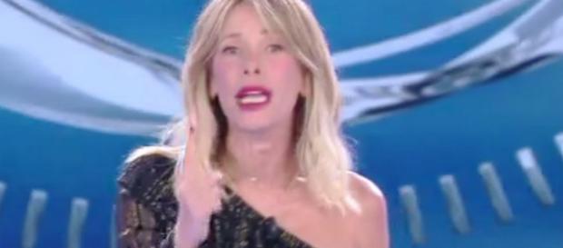 L’Isola dei Famosi 2018: la conduttrice critica l’atteggiamento dei naufraghi L’Isola dei Famosi 2018: la conduttrice critica l’atteggiamento dei naufraghi