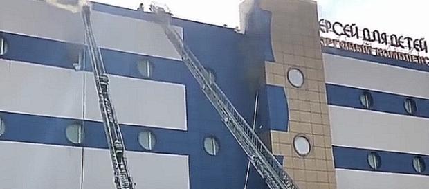 Strażacy natychmiast zaczęli wspinać się w kierunku hal fabrycznych, by ratować ludzi i gasić ogień (screenshot) Strażacy natychmiast zaczęli wspinać się w kierunku hal fabrycznych, by ratować ludzi i gasić ogień (screenshot)