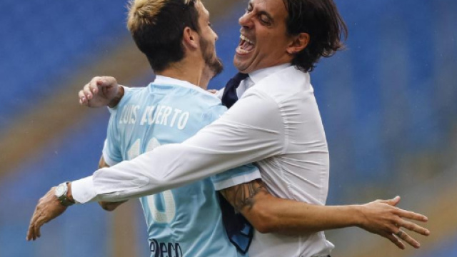 Luis Alberto con Simone Inzaghi, abbraccio dopo un goal