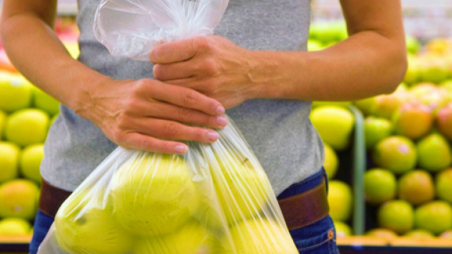 I sacchetti per la frutta e la verdura nei supermercati si potranno portare da casa