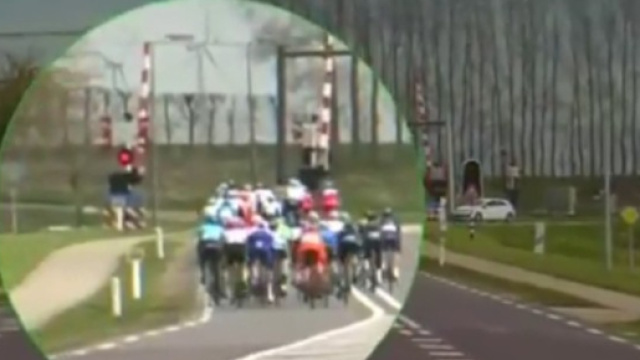 Il momento incriminato alla Scheldeprijs Vlaanderen.