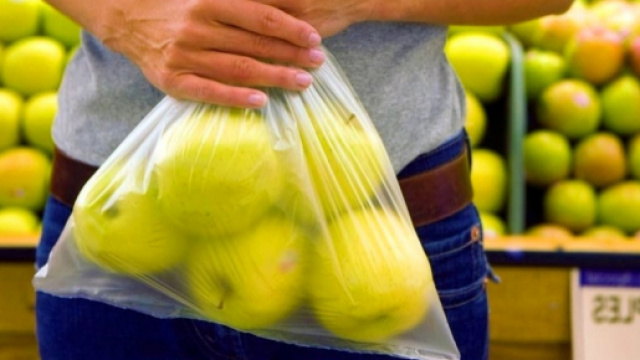 Sacchetti per frutta e verdura a pagamento, ora è possibile portarli da casa