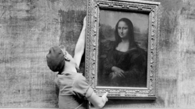Un ouvrier du Louver raccroche Mona Lisa pour la réouverture de la Grande galerie du Louvre - bfmtv.com