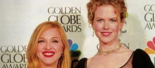 Nicole Kidman y Madonna posan en la entrega de los Globos de Oro en 1997, año de los asesinatos (NBC)