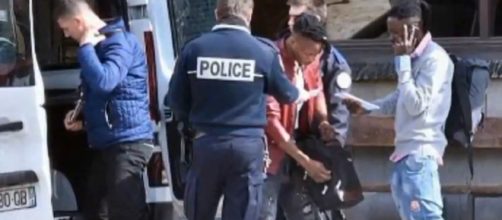Blitz della polizia francese contro i migranti, polemiche (Fonte: Van News - Youtube)