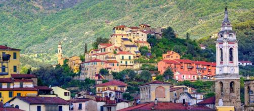 Uma cidadezinha pequena e aconchegante na Itália.