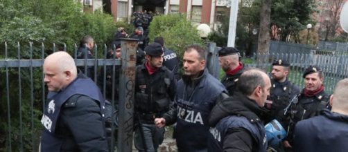 Fonte: http://milano.repubblica.it/cronaca/2018/04/05/news/milano_blitz_all_alba_in_via_padova_sgomberato_il_fortino_della_droga_-193024008/