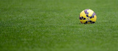 Un pallone da calcio in mezzo al campo