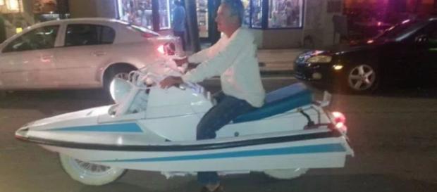 Homem pilotando veículo estranho Homem pilotando veículo estranho