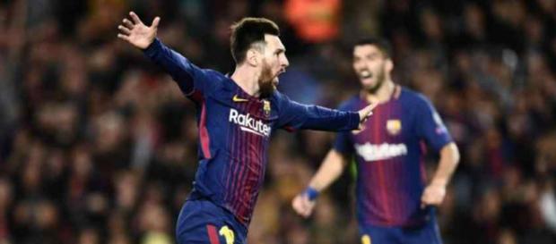 Leo Messi vai conversando com Valverde Leo Messi vai conversando com Valverde