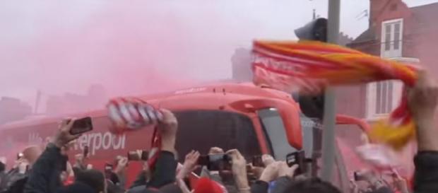 Liverpool Fans Welcome Team Bus -BeanymanNews | YouTube Liverpool Fans Welcome Team Bus -BeanymanNews | YouTube