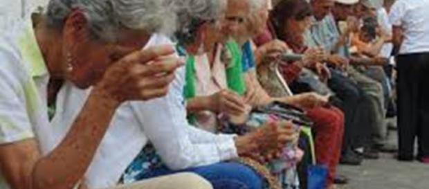 Los anciados esperan horas a ser atendidos en las afueras de las entidades bancarias para recibir su pensión! Los anciados esperan horas a ser atendidos en las afueras de las entidades bancarias para recibir su pensión!
