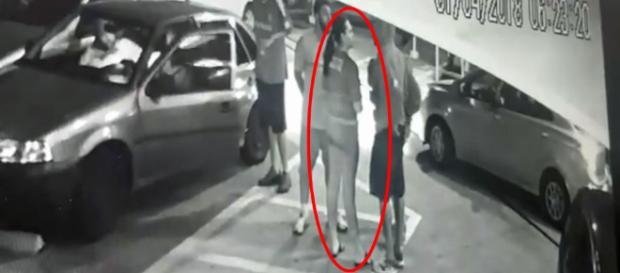 Mulher é assassinada na frente de amigos (Captura de vídeo) Mulher é assassinada na frente de amigos (Captura de vídeo)