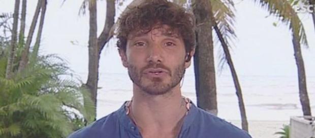 Terrore all'Isola dei famosi:killer nell'albergo di Stefano De MArtino Terrore all'Isola dei famosi:killer nell'albergo di Stefano De MArtino