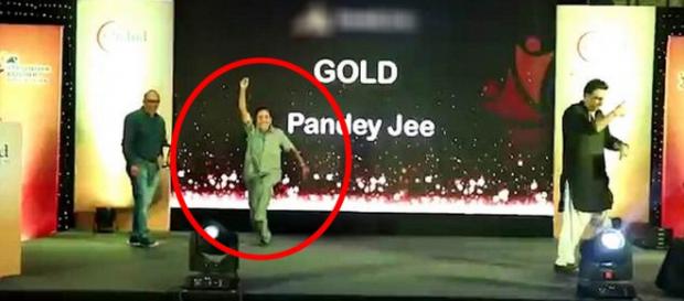 Vishnu Pandey sofreu um ataque cardíaco enquanto dançava em um palco e acabou morrendo (Crédito: Caters News Agency) Vishnu Pandey sofreu um ataque cardíaco enquanto dançava em um palco e acabou morrendo (Crédito: Caters News Agency)