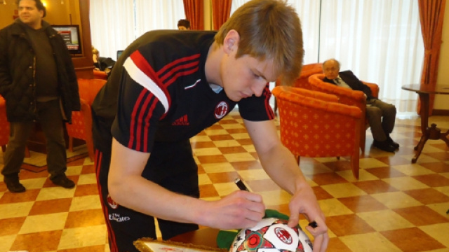 giocatori che firmano autografi per beneficenza ... - reggionline.com