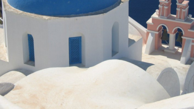 Santorini, la camera dei sogni: il corridoio è una piscina con ... - fanpage.it