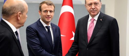 Erdogan ha sostenuto che la Francia non deve inviare militari in Siria.