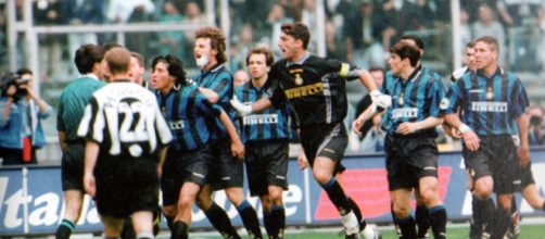 Juventus-Inter: Ceccarini e il fallo di Iuliano su Ronaldo