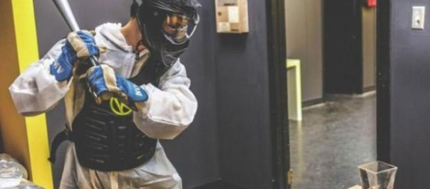 Ai clienti viene fornito un kit per distruggere vari oggetti e sfogarsi dallo stress Ai clienti viene fornito un kit per distruggere vari oggetti e sfogarsi dallo stress