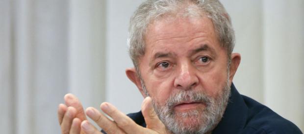 Ex-presidente Lula diz que não irá se entregar à PF em Curitiba. Ex-presidente Lula diz que não irá se entregar à PF em Curitiba.