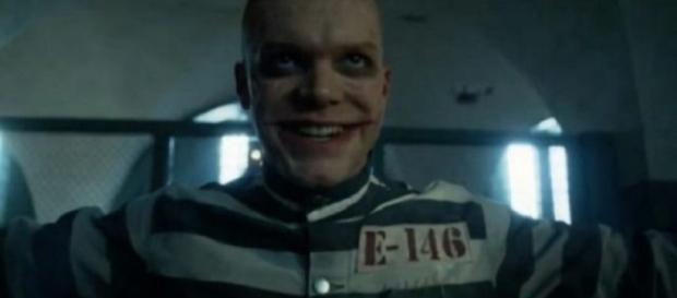 ! Jerome Valeska, con su risa maníaca, su talento para la violencia teatral y el rostro marcado, ha parecido ser un candidato para el Joker ! Jerome Valeska, con su risa maníaca, su talento para la violencia teatral y el rostro marcado, ha parecido ser un candidato para el Joker