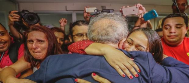 Lula é consolado por militantes na sede do Sindicato dos Metalúrgicos do ABC / Foto: Ricardo Stuckert Lula é consolado por militantes na sede do Sindicato dos Metalúrgicos do ABC / Foto: Ricardo Stuckert