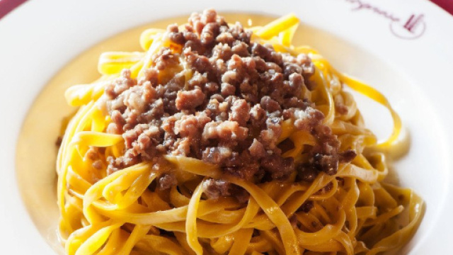 Donna prepara il rag&ugrave; ma la figlia vegana la minaccia