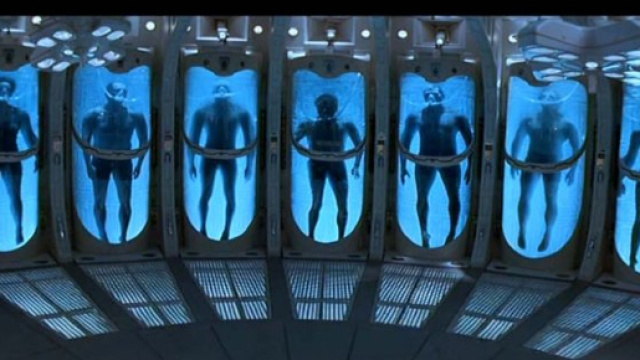 In alto, immagine di uomini e donne ibernati