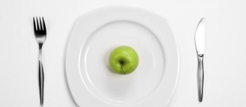 Foto che ritrae un piatto con all'interno una mela verde