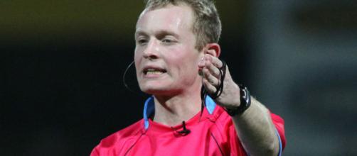 Robert Hicks was the referee on Friday night, but the linesmen were to blame for the terrible try decision. Image Source - you-are-the-ref.com