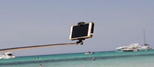 Genitori distratti mentre si scattano un selfie, il passeggino col bimbo finisce in mare.