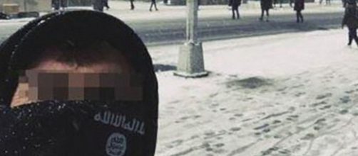 Il selfie modificato dall'Isis che ha fatto scattare l'interrogatorio del turista italiano