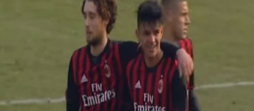 Raoul Bellanova (Milan Primavera) festeggiato dai suoi compagni di squadra