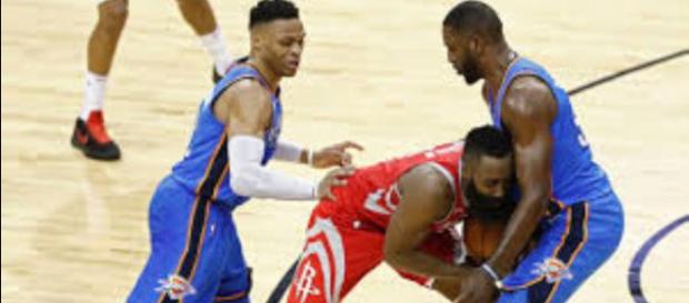 James Harden s'embourbe dans la défense du Thunder James Harden s'embourbe dans la défense du Thunder