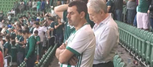 Suposta foto do treinador no estádio Suposta foto do treinador no estádio