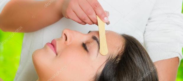 Tratamiento de depilación del vello facial. - depositphotos.com Tratamiento de depilación del vello facial. - depositphotos.com