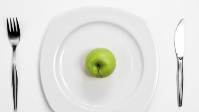 Foto che ritrae un piatto con all'interno una mela verde